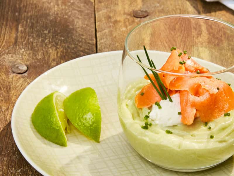 Verrine de saumon et avocat sauce onctueuse