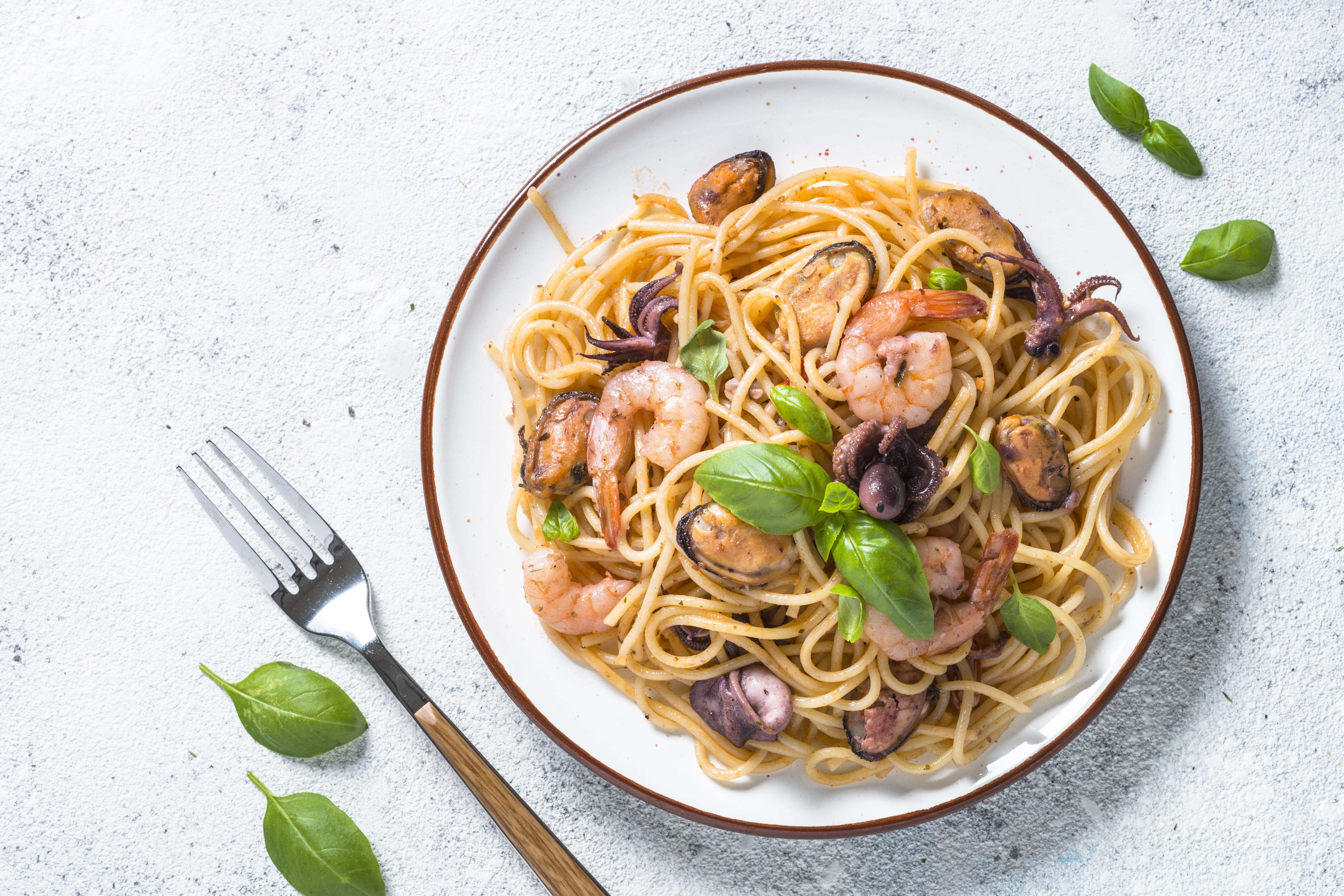 Tagliolini à l'encre de seiche et poissons